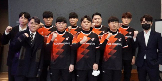 期满的年轻 期满的年轻